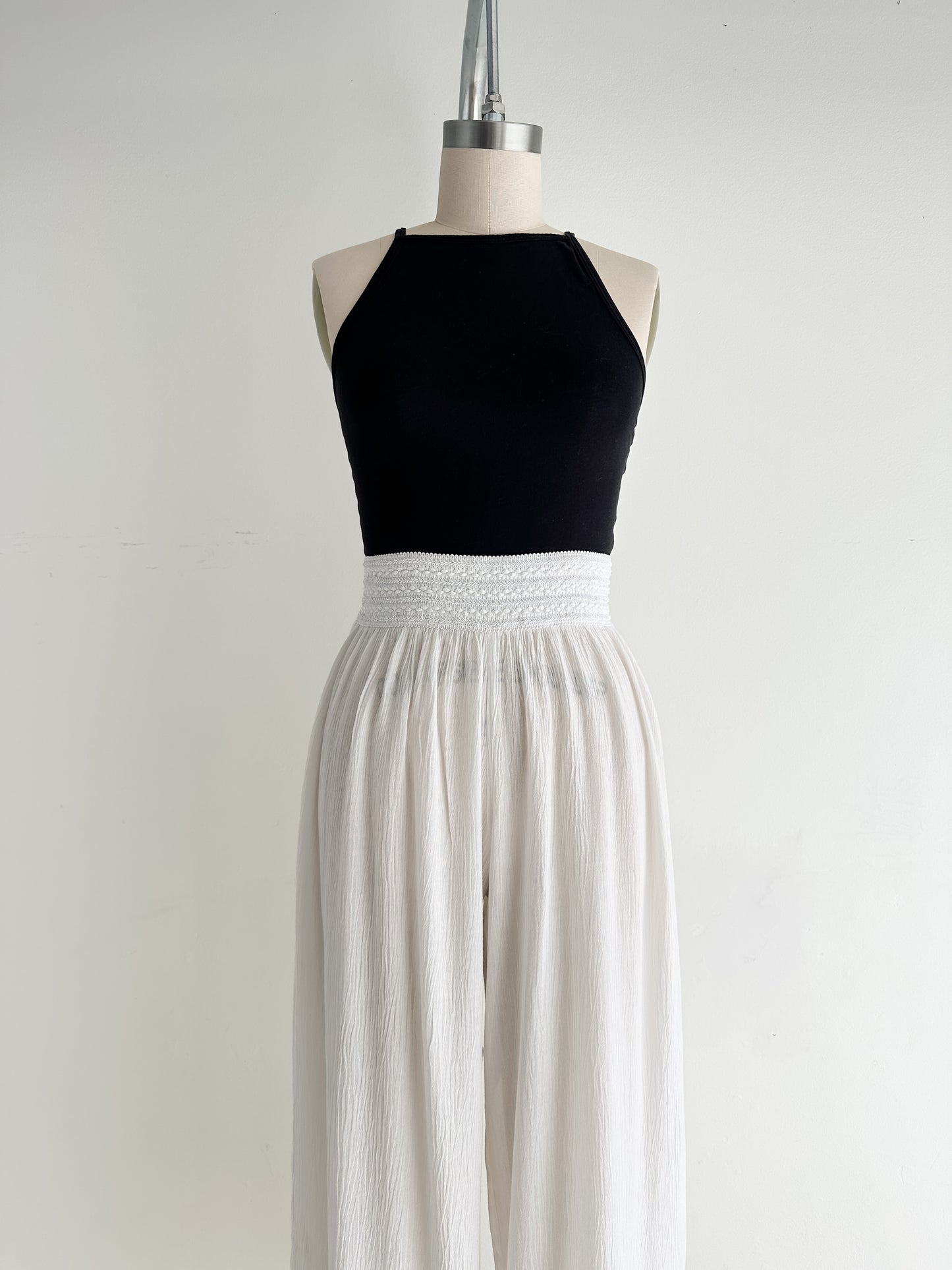vintage white crepe pants (M)