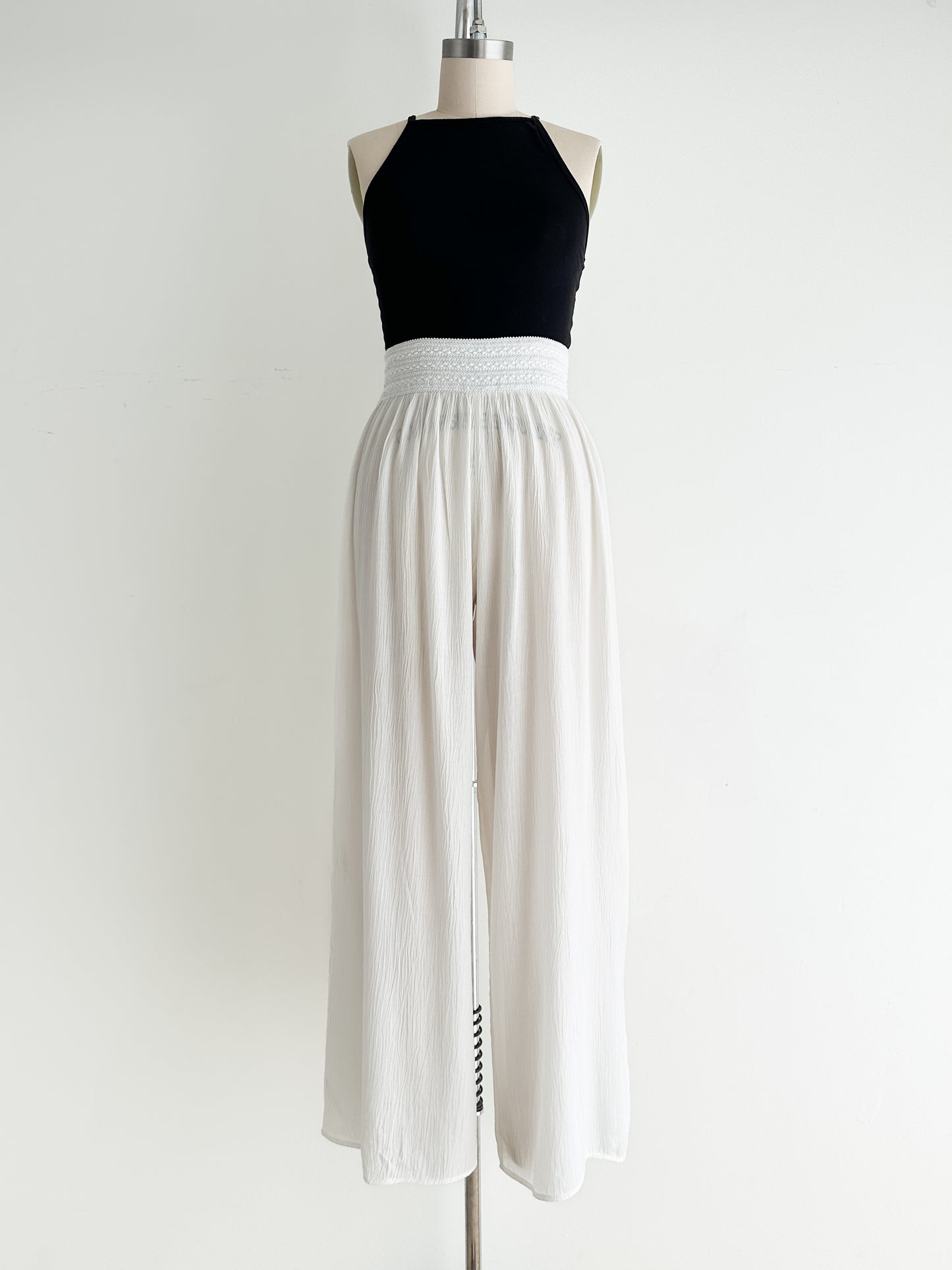 vintage white crepe pants (M)
