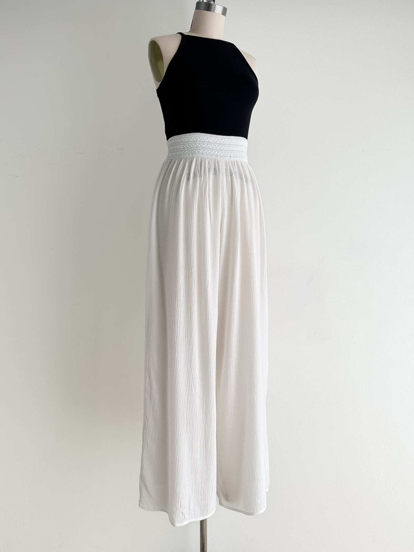 vintage white crepe pants (M)