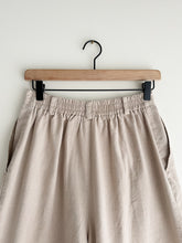 Load image into Gallery viewer, vintage pleated shorts (S/M)

