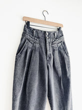 Load image into Gallery viewer, vintage faded black barrel jeans (S)
