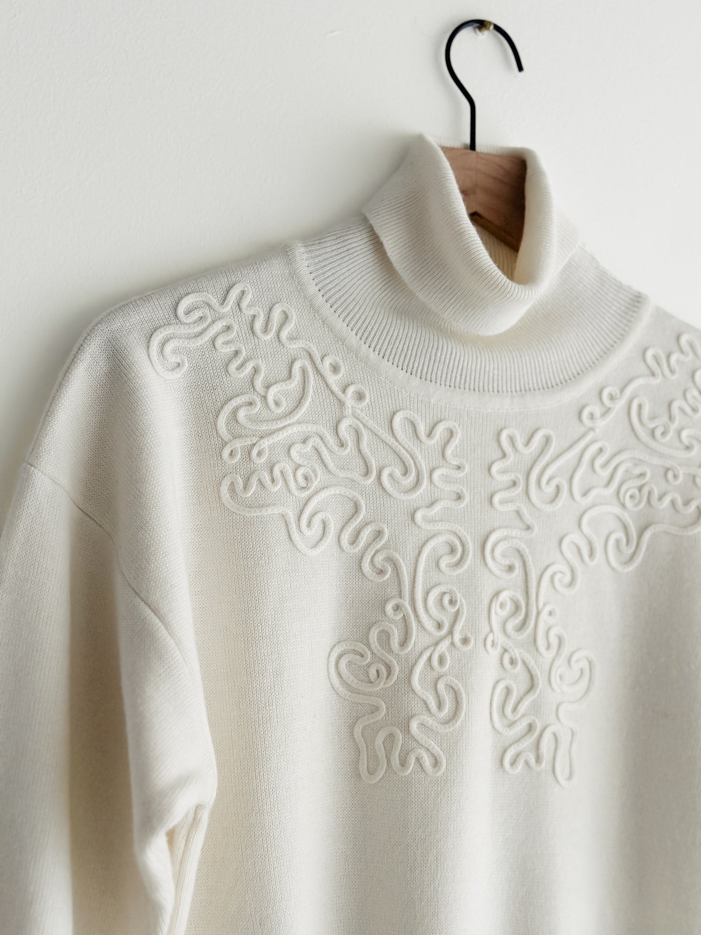 vintage white wool turtleneck sweater (M)