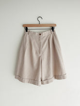Load image into Gallery viewer, vintage pleated shorts (S/M)
