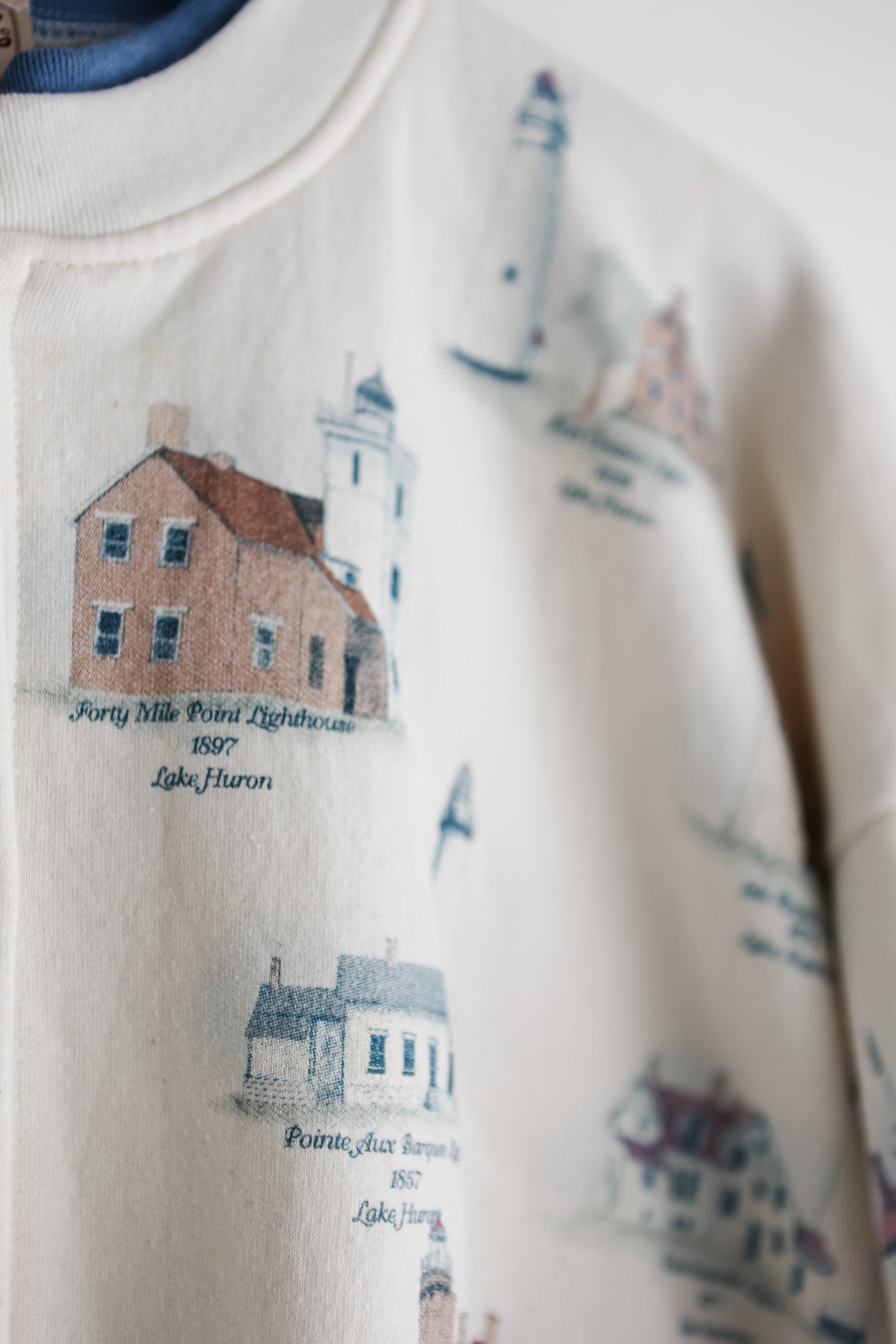 vintage lighthouse sweatshirt (L)